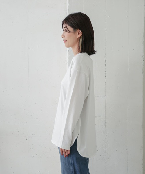 URBAN RESEARCH DOORS（アーバンリサーチドアーズ）の「コットンラウンドヘムカットソー（Tシャツ/カットソー・レディース・オフホワイト・ONE）」の13枚目の写真