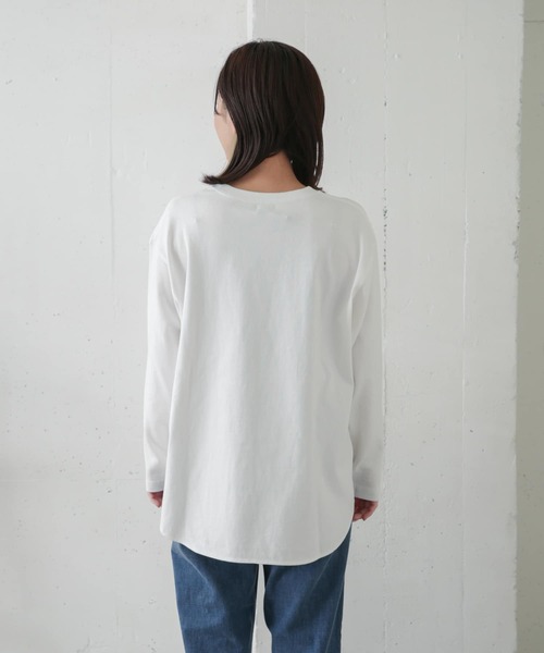 URBAN RESEARCH DOORS（アーバンリサーチドアーズ）の「コットンラウンドヘムカットソー（Tシャツ/カットソー・レディース・オフホワイト・ONE）」の14枚目の写真