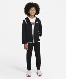 NIKE（ナイキ）の「ナイキ スポーツウェア ジュニアトラックスーツ / 上下セットアップ / Nike Sportswear Big Kids' Tracksuit ＜XS-XL 展開＞（セットアップ・キッズ）」