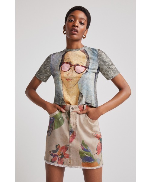 デシグアル Desigual 芸術作品 肖像画Tシャツ （グレー/ブラック） デシグアル Desigual 芸術作品 肖像画Tシャツ （グレー/ブラック
