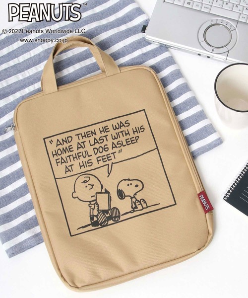 PEANUTS(ピーナッツ)の「PEANUTS(ピーナッツ)スヌーピー キャラクタープリント マルチポーチ/タブレットケース 13インチ対応 クッションポーチ/ガジェットケース(PC・タブレットケース・キッズ・ベージュ系その他/ブルー系その他/ラベンダー/ベージュ/ターコイズブルー/ブラック/パープル系その他/ブラック系その他・FREE)」の4枚目の写真