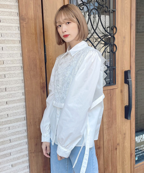 Voyage titty&Co.PETIT（ボヤージュティティアンドコープチ）の「【Voyage titty&Co.】レースベスト付きビックシャツ（シャツ/ブラウス・レディース・ホワイト・FREE）」の2枚目の写真