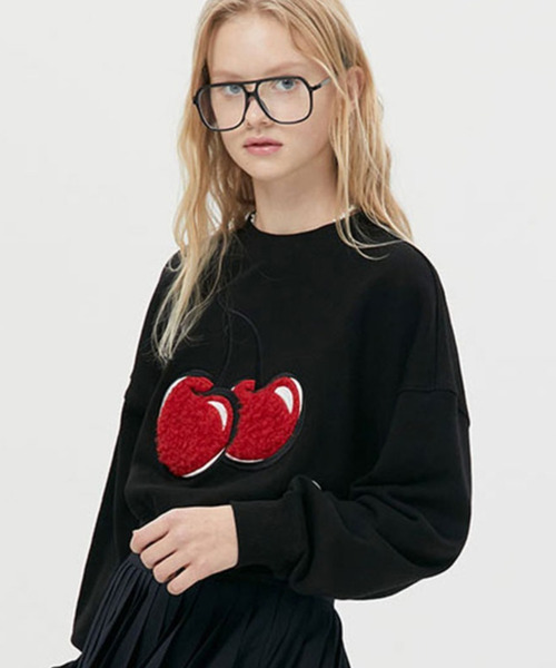 KIRSH（キルシー）の「KIRSH BIG CHERRY BOUCLE CROP SWEAT LS/キルシービッグチェリー ブークレ クロップ スウェットシャツ（スウェット・レディース・ブラック/ピンク/アイボリー・ONE SIZE）」の3枚目の写真