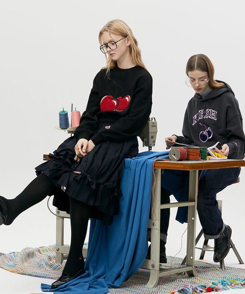 KIRSH（キルシー）の「KIRSH BIG CHERRY BOUCLE CROP SWEAT LS/キルシービッグチェリー ブークレ クロップ スウェットシャツ（スウェット・レディース・ブラック/ピンク/アイボリー・ONE SIZE）」の13枚目の写真