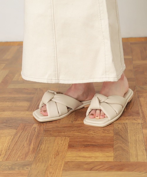 SENSE OF PLACE by URBAN RESEARCH（センスオブプレイスバイアーバンリサーチ）の「フラットパフサンダル（サンダル・レディース・ブラック/アイボリー・SMALL/MEDIUM/LARGE）」の2枚目の写真