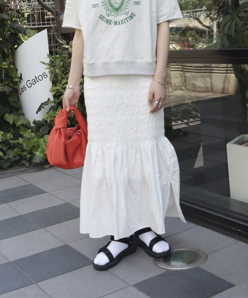 fredy emue（フレディエミュ）の「シャーリングギャザー マーメイドスカート（スカート・レディース・オフホワイト/ブルー系その他/ピンク系その他・38）」の4枚目の写真