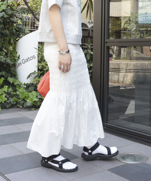 fredy emue（フレディエミュ）の「シャーリングギャザー マーメイドスカート（スカート・レディース・オフホワイト/ブルー系その他/ピンク系その他・38）」の9枚目の写真