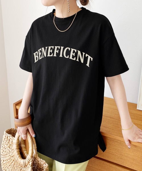 reca(レカ)の「アーチロゴプリントBIG Tシャツ(Tシャツ/カットソー・レディース・オフホワイト/ホワイト系その他/ブラック/チャコール/グリーン系その他/グレイッシュベージュ/ホワイト系その他2・FREE)」の4枚目の写真