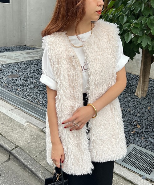 natural couture(ナチュラルクチュール)の「WEB限定/2022AWアイテム/プードルファーミドル丈ベスト(ベスト・レディース・オフホワイト/グレイッシュベージュ/チャコールグレー・FREE)」の6枚目の写真