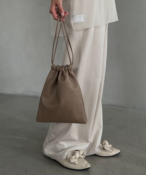 MYMOOD.（マイムード）の「2WAY巾着ミニショルダーバッグ（ショルダーバッグ・レディース・ブラック/アイボリー/ベージュ/シルバー・FREE）」の3枚目の写真