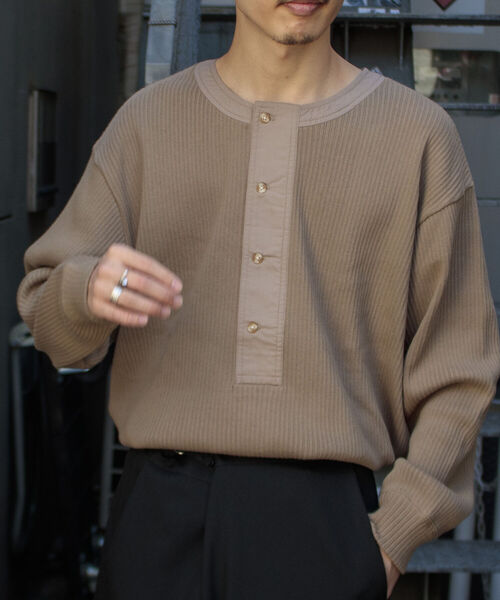 GLOSTER(グロスター)の「【GLOSTER/グロスター】ARMY RIB ヘンリーネックロンT(Tシャツ/カットソー・メンズ・キナリ/ベージュ/チャコールグレー・M/L)」の2枚目の写真