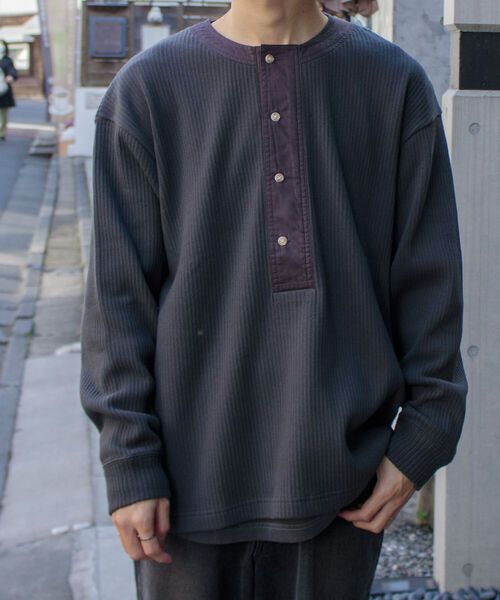 GLOSTER(グロスター)の「【GLOSTER/グロスター】ARMY RIB ヘンリーネックロンT(Tシャツ/カットソー・メンズ・キナリ/ベージュ/チャコールグレー・M/L)」の1枚目の写真