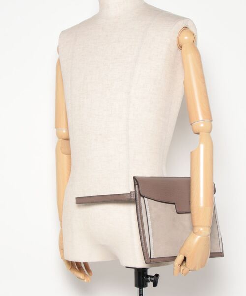 FURLA（フルラ）の「MAN ENEA L POUCH（クラッチバッグ・メンズ・グレイッシュベージュ・ONE SIZE）」の5枚目の写真