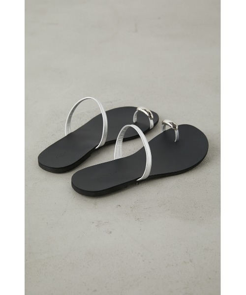CYRENIAツートーンメタリックサンダル CHARLES & KEITH メタリックアクセント ブロックヒールサンダル