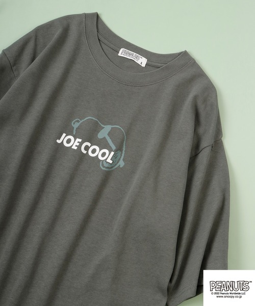 PEANUTS(ピーナッツ)の「PEANUTS スヌーピー ドロップショルダー フェイクレイヤード 半袖Tシャツ(Tシャツ/カットソー・メンズ・ブルー/グリーン/オフホワイト・LL/M/L)」の2枚目の写真