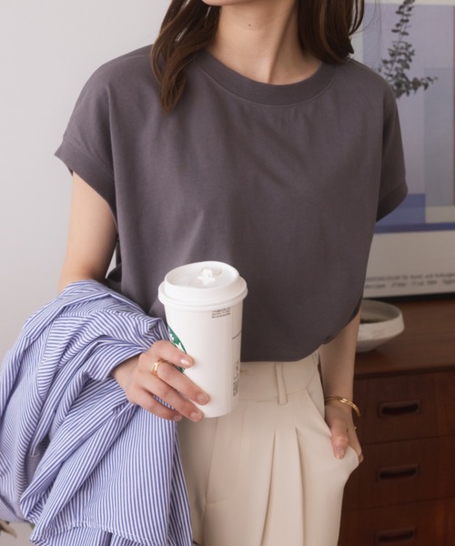 Eclat one(エクラワン)の「夏の大人カジュアル オーバーサイズ フレンチスリーブ Tシャツ(Tシャツ/カットソー・レディース・チャコール/ブラック/オフホワイト・FREE)」の3枚目の写真