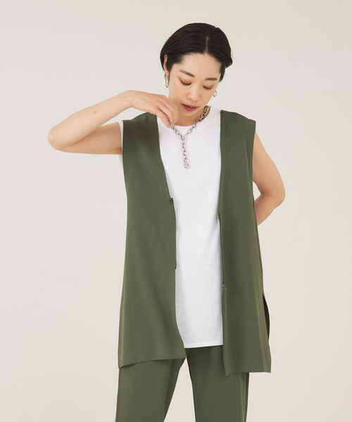 qualite(カリテ)の「《セットアップ対応》レーヨンストレッチ2WAYニットジレ(ベスト・レディース・カーキ/グレイッシュブルー・フリー)」の1枚目の写真