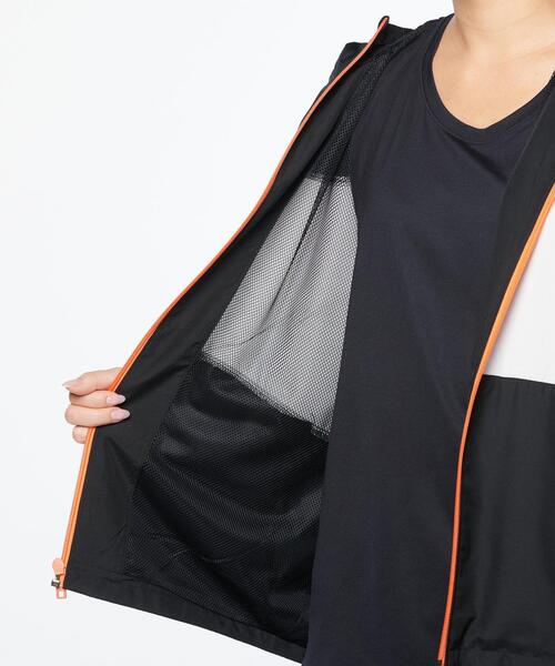 UNDER ARMOUR（アンダーアーマー）の「UAメッシュ ライナー ウーブン フルジップ ジャケット 〈ソリッド〉（トレーニング/レディース）（その他アウター・レディース・ブラック・S/L/XL/M）」の6枚目の写真
