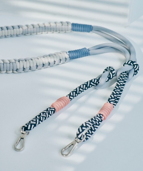 macaroni edge（マカロニエッジ）の「〈macaroni edge/マカロニエッジ〉ソロモン編みスマホショルダーストラップ（スマホグッズ・レディース・ピンクベージュ/ホワイト×パープル/ミックスグレー/ブルーグレー/ブラック×ホワイト/イエロー×グレー/ライトブルー/ライラック/ブラック×ピンク/オレンジ系/クリーム/シャーベット/ワインレッド/グレー系/ピンク系その他・ONE SIZE）」の6枚目の写真