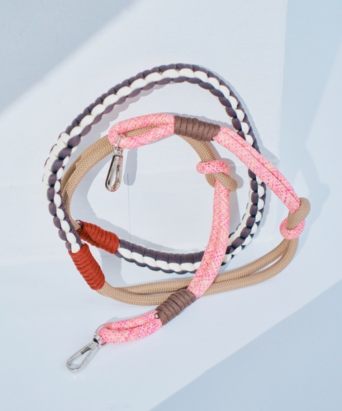 macaroni edge（マカロニエッジ）の「〈macaroni edge/マカロニエッジ〉ソロモン編みスマホショルダーストラップ（スマホグッズ・レディース・ピンクベージュ/ホワイト×パープル/ミックスグレー/ブルーグレー/ブラック×ホワイト/イエロー×グレー/ライトブルー/ライラック/ブラック×ピンク/オレンジ系/クリーム/シャーベット/ワインレッド/グレー系/ピンク系その他・ONE SIZE）」の12枚目の写真