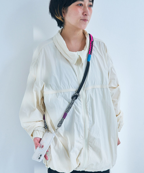 macaroni edge（マカロニエッジ）の「〈macaroni edge/マカロニエッジ〉ソロモン編みスマホショルダーストラップ（スマホグッズ・レディース・ピンクベージュ/ホワイト×パープル/ミックスグレー/ブルーグレー/ブラック×ホワイト/イエロー×グレー/ライトブルー/ライラック/ブラック×ピンク/オレンジ系/クリーム/シャーベット/ワインレッド/グレー系/ピンク系その他・ONE SIZE）」の4枚目の写真