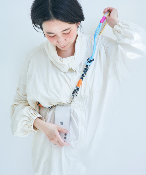 macaroni edge（マカロニエッジ）の「〈macaroni edge/マカロニエッジ〉ソロモン編みスマホショルダーストラップ（スマホグッズ・レディース・ピンクベージュ/ホワイト×パープル/ミックスグレー/ブルーグレー/ブラック×ホワイト/イエロー×グレー/ライトブルー/ライラック/ブラック×ピンク/オレンジ系/クリーム/シャーベット/ワインレッド/グレー系/ピンク系その他・ONE SIZE）」の7枚目の写真