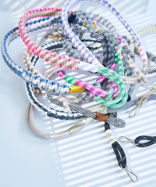 macaroni edge（マカロニエッジ）の「〈macaroni edge/マカロニエッジ〉ソロモン編みスマホショルダーストラップ（スマホグッズ・レディース・ピンクベージュ/ホワイト×パープル/ミックスグレー/ブルーグレー/ブラック×ホワイト/イエロー×グレー/ライトブルー/ライラック/ブラック×ピンク/オレンジ系/クリーム/シャーベット/ワインレッド/グレー系/ピンク系その他・ONE SIZE）」の16枚目の写真