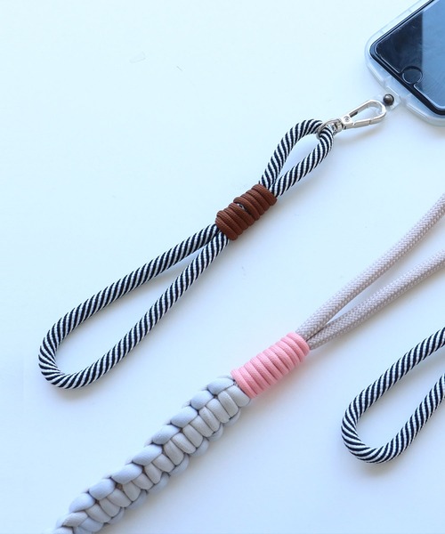 macaroni edge（マカロニエッジ）の「〈macaroni edge/マカロニエッジ〉ソロモン編みスマホショルダーストラップ（スマホグッズ・レディース・ピンクベージュ/ホワイト×パープル/ミックスグレー/ブルーグレー/ブラック×ホワイト/イエロー×グレー/ライトブルー/ライラック/ブラック×ピンク/オレンジ系/クリーム/シャーベット/ワインレッド/グレー系/ピンク系その他・ONE SIZE）」の17枚目の写真