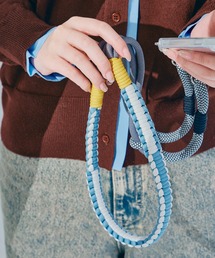 macaroni edge（マカロニエッジ）の「〈macaroni edge/マカロニエッジ〉ソロモン編みスマホショルダーストラップ（スマホグッズ）」