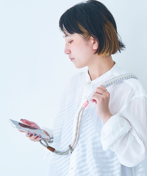 macaroni edge（マカロニエッジ）の「〈macaroni edge/マカロニエッジ〉ソロモン編みスマホショルダーストラップ（スマホグッズ・レディース・ピンクベージュ/ホワイト×パープル/ミックスグレー/ブルーグレー/ブラック×ホワイト/イエロー×グレー/ライトブルー/ライラック/ブラック×ピンク/オレンジ系/クリーム/シャーベット/ワインレッド/グレー系/ピンク系その他・ONE SIZE）」の19枚目の写真