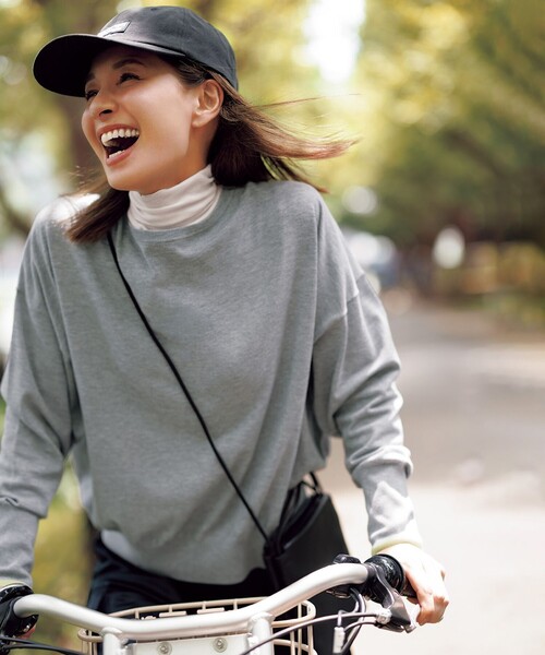 UNFILO（アンフィーロ）の「【暖かさ＆着心地の良さで大ヒット】コットンカシミヤ タートルネックカットソー（Tシャツ/カットソー・レディース・ブラック系1/ブルー系/グレー系/ホワイト系/ベージュ系/ダルブルー系/ライトイエロー系/ブラック系2/ベージュ系1/ブラック系/黄土色系/ローズ系/スモーキーグリーン系・MEDIUM/SMALL/LARGE）」の16枚目の写真