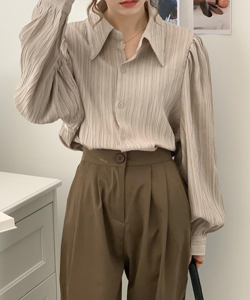 Silly(シリー)の「【韓国大人っぽガールに】クレーププリーツワイドカラーシャツ(シャツ/ブラウス・レディース・ホワイト/ベージュ/ブルー・SMALL/MEDIUM/LARGE)」の9枚目の写真