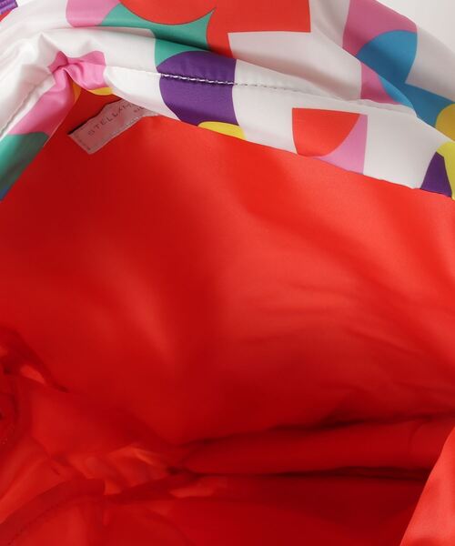 STELLA McCARTNEY（ステラマッカートニー）の「STELLA McCARTNEY (ステラマッカートニー) Junior 総柄バックパック リュック（バックパック/リュック・キッズ・ホワイト・ONE SIZE）」の4枚目の写真
