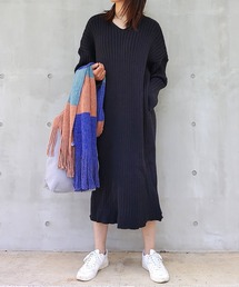 Vネックニットロングワンピース