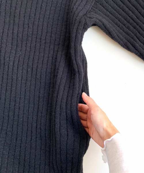 Q（キュー）の「Vネックニットロングワンピース（ワンピース・レディース・ライトグレー/ブラック・MEDIUM）」の9枚目の写真