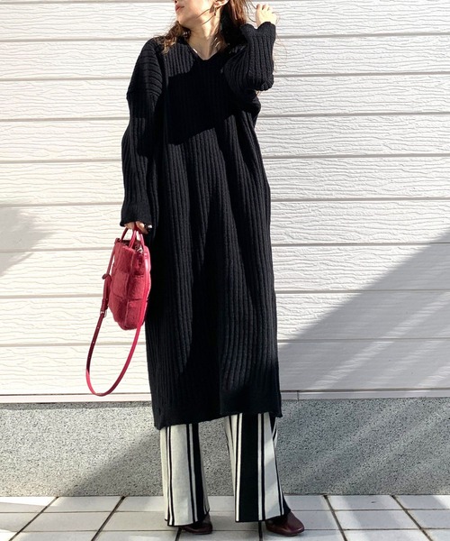 Q（キュー）の「Vネックニットロングワンピース（ワンピース・レディース・ライトグレー/ブラック・MEDIUM）」の19枚目の写真