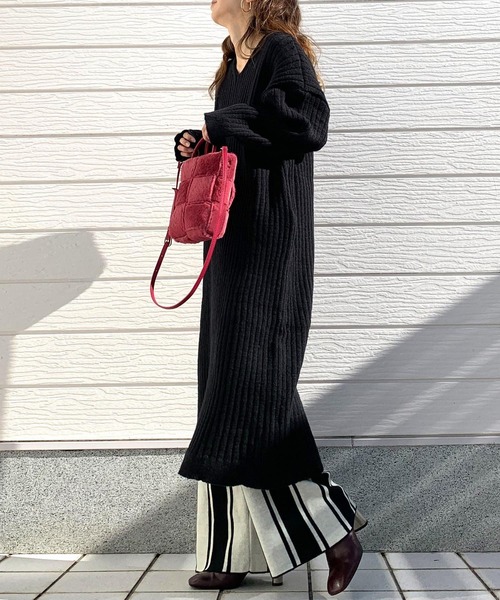 Q（キュー）の「Vネックニットロングワンピース（ワンピース・レディース・ライトグレー/ブラック・MEDIUM）」の20枚目の写真