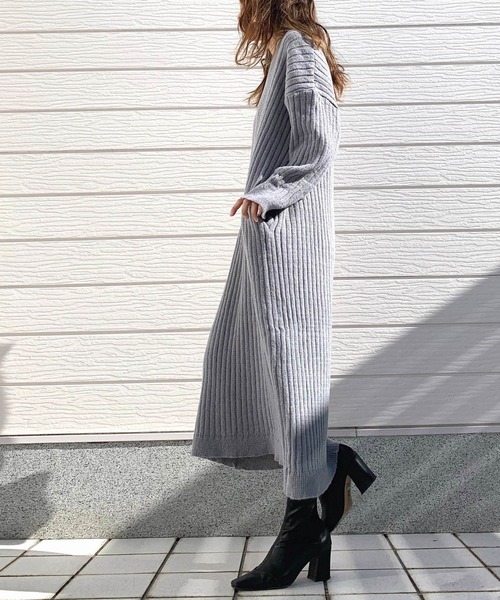 Q（キュー）の「Vネックニットロングワンピース（ワンピース・レディース・ライトグレー/ブラック・MEDIUM）」の17枚目の写真