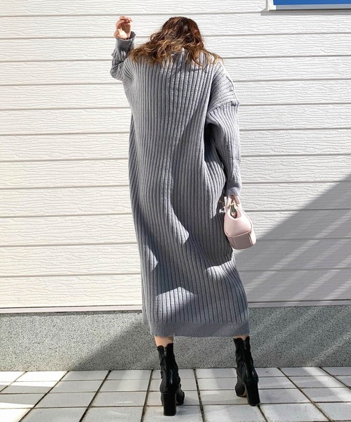 Q（キュー）の「Vネックニットロングワンピース（ワンピース・レディース・ライトグレー/ブラック・MEDIUM）」の18枚目の写真