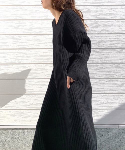 Q（キュー）の「Vネックニットロングワンピース（ワンピース・レディース・ライトグレー/ブラック・MEDIUM）」の14枚目の写真