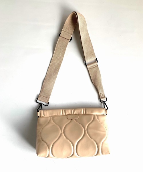 Casselini（キャセリーニ）の「キルティングクラッチ（クラッチバッグ・レディース・ベージュ/シルバー・ONE SIZE）」の3枚目の写真