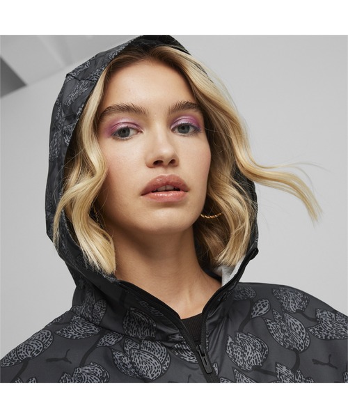 PUMA(プーマ)の「PUMA プーマ ウィメンズ ブロッサム AOP ウィンドブレーカー(ブルゾン・レディース・ブラック/グリーン・SMALL/MEDIUM/LARGE/X-LARGE)」の11枚目の写真