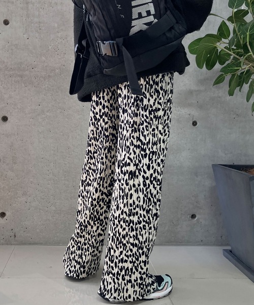 meJane（ミージェーン）の「セミフレアーカラープリーツパンツ（その他パンツ・レディース・モカ/マスタード/オフホワイト/セージグリーン/ブラック/グレイッシュベージュ/スモークピンク/チャコールアッシュ/ダークグリーン/ホワイト×ブラック/ブラック×ホワイト/テラコッタ・M/L）」の3枚目の写真