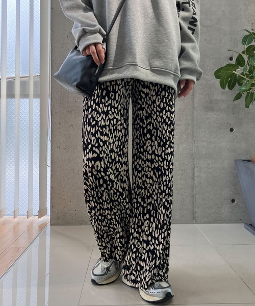 meJane（ミージェーン）の「セミフレアーカラープリーツパンツ（その他パンツ・レディース・モカ/マスタード/オフホワイト/セージグリーン/ブラック/グレイッシュベージュ/スモークピンク/チャコールアッシュ/ダークグリーン/ホワイト×ブラック/ブラック×ホワイト/テラコッタ・M/L）」の4枚目の写真