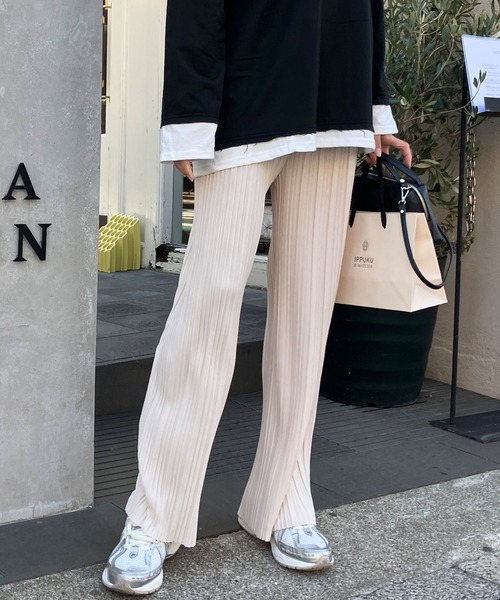 meJane（ミージェーン）の「セミフレアーカラープリーツパンツ（その他パンツ・レディース・モカ/マスタード/オフホワイト/セージグリーン/ブラック/グレイッシュベージュ/スモークピンク/チャコールアッシュ/ダークグリーン/ホワイト×ブラック/ブラック×ホワイト/テラコッタ・M/L）」の2枚目の写真