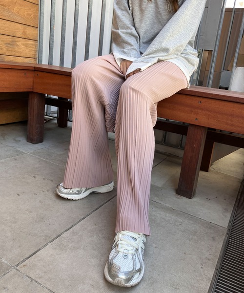 meJane（ミージェーン）の「セミフレアーカラープリーツパンツ（その他パンツ・レディース・モカ/マスタード/オフホワイト/セージグリーン/ブラック/グレイッシュベージュ/スモークピンク/チャコールアッシュ/ダークグリーン/ホワイト×ブラック/ブラック×ホワイト/テラコッタ・M/L）」の12枚目の写真