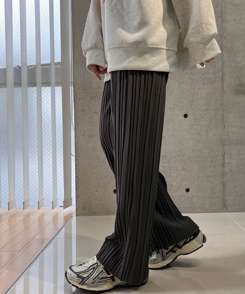 meJane（ミージェーン）の「セミフレアーカラープリーツパンツ（その他パンツ・レディース・モカ/マスタード/オフホワイト/セージグリーン/ブラック/グレイッシュベージュ/スモークピンク/チャコールアッシュ/ダークグリーン/ホワイト×ブラック/ブラック×ホワイト/テラコッタ・M/L）」の5枚目の写真