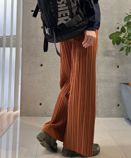 meJane（ミージェーン）の「セミフレアーカラープリーツパンツ（その他パンツ・レディース・モカ/マスタード/オフホワイト/セージグリーン/ブラック/グレイッシュベージュ/スモークピンク/チャコールアッシュ/ダークグリーン/ホワイト×ブラック/ブラック×ホワイト/テラコッタ・M/L）」の7枚目の写真