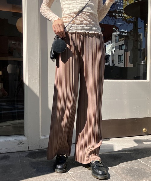 meJane（ミージェーン）の「セミフレアーカラープリーツパンツ（その他パンツ・レディース・モカ/マスタード/オフホワイト/セージグリーン/ブラック/グレイッシュベージュ/スモークピンク/チャコールアッシュ/ダークグリーン/ホワイト×ブラック/ブラック×ホワイト/テラコッタ・M/L）」の6枚目の写真