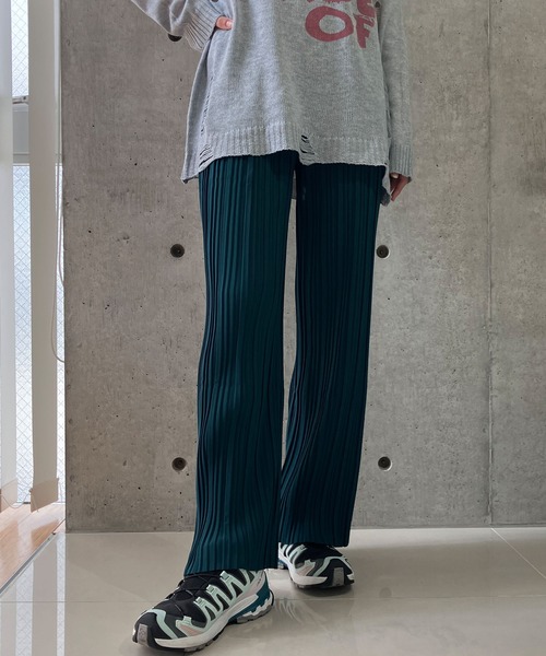 meJane（ミージェーン）の「セミフレアーカラープリーツパンツ（その他パンツ・レディース・モカ/マスタード/オフホワイト/セージグリーン/ブラック/グレイッシュベージュ/スモークピンク/チャコールアッシュ/ダークグリーン/ホワイト×ブラック/ブラック×ホワイト/テラコッタ・M/L）」の9枚目の写真